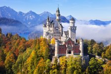 Schloss-Neuschwanstein-erleuchtet-im-Herbst.jpg