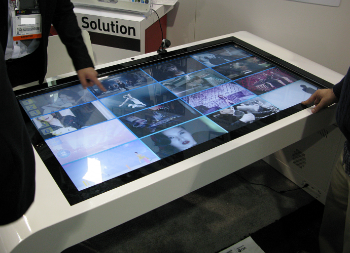 Zoom-Digital-Signage-Touch-Table-690x500.png